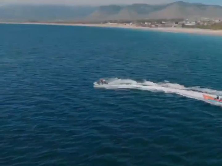 Lancha en el mar frente a la costa